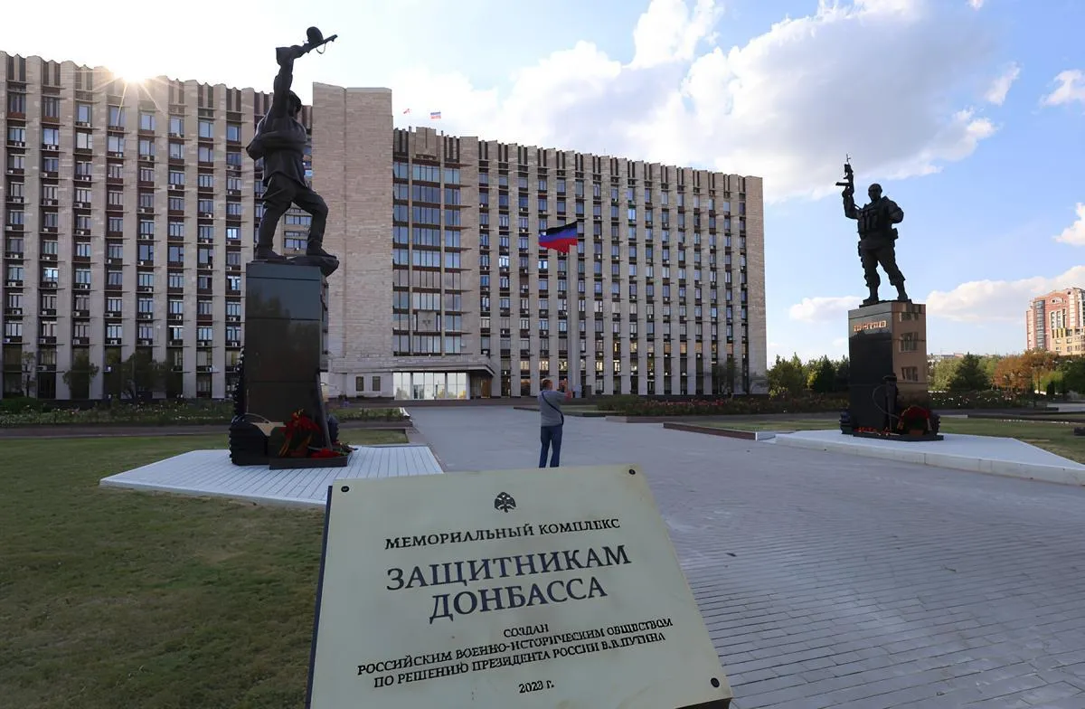 Мемориал защитникам Донбасса накануне 80-летия освобождения региона от фашистов установили на площади перед Домом правительства ДНР в Донецке