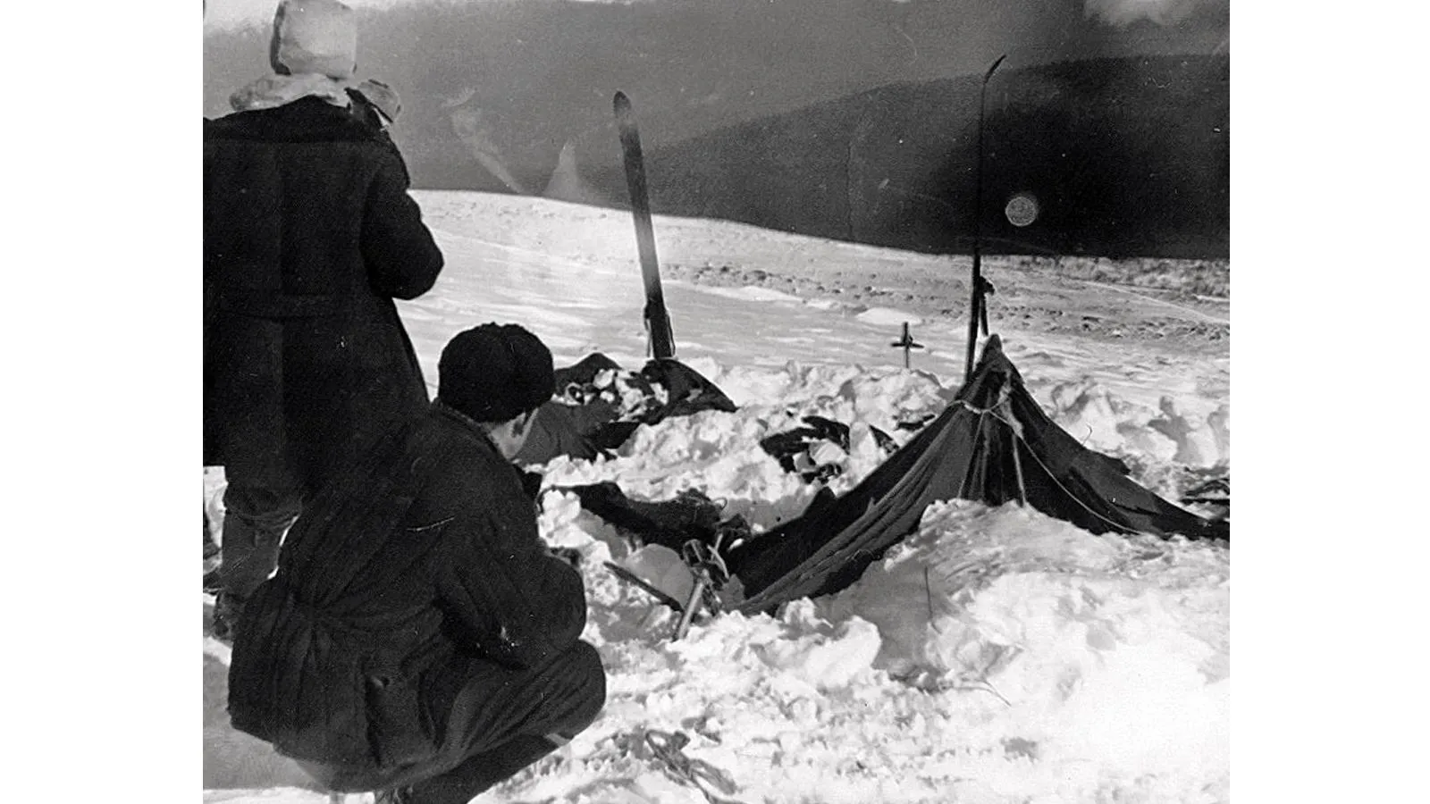 Частично раскопанная от снега палатка группы Дятлова, 26 февраля 1959 года