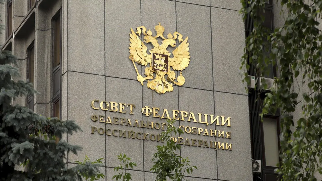Лишили корочки: у обвиняемой по делу о хищении гуманитарки  отобрали должность помощника сенатора