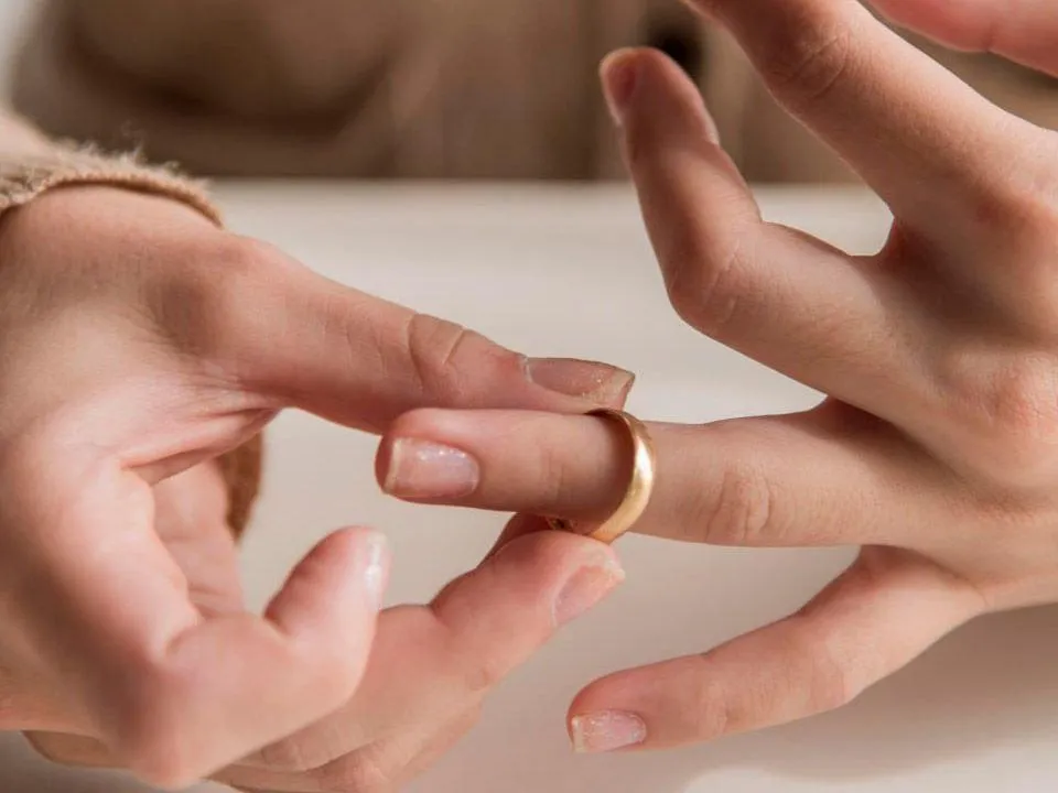 «Будет маятником»: эзотерик рассказала, что можно узнать с помощью обручального кольца