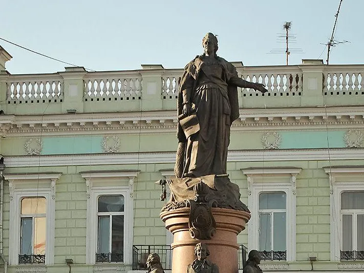 Политолог объяснил, почему вандалы покушаются на памятник Екатерине II в Одессе
