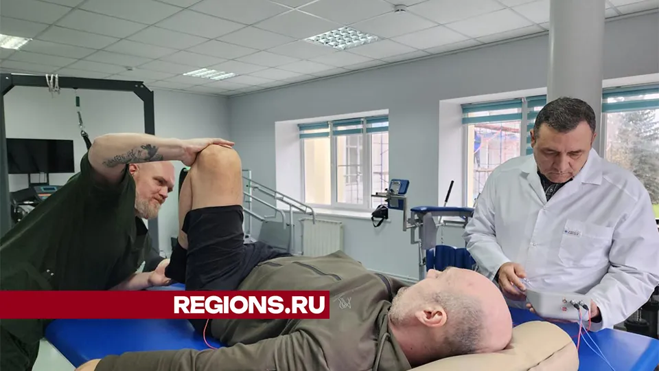 Михаил Белов (на фото справа) ведет прием пациентов / Фото: Мария Андрюхина