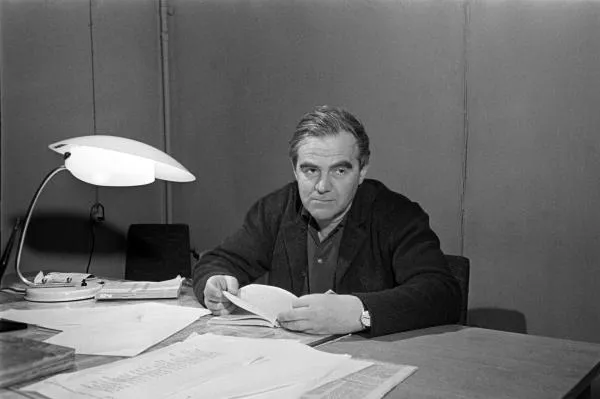 Советский писатель Даниил Александрович Гранин в своем кабинете, 1966 год