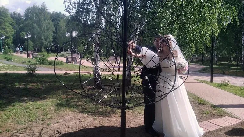 Железное Древо семейного счастья установили для молодоженов в парке Клина