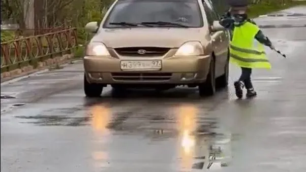 Малыш в форме сотрудника ГИБДД устроил проверку автомобилей в Щелково