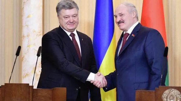 Порошенко призвал ЕС наказать Лукашенко за миграционный кризис