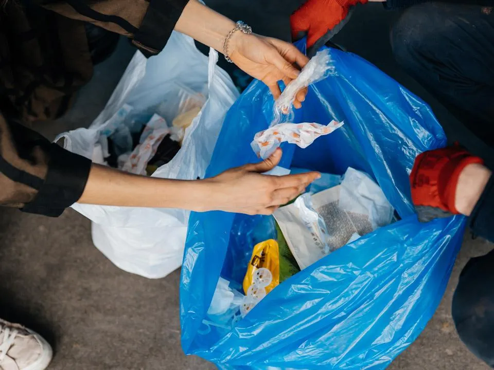 «Выходят темные силы»: экстрасенс объяснила, почему нельзя выносить мусор после заката