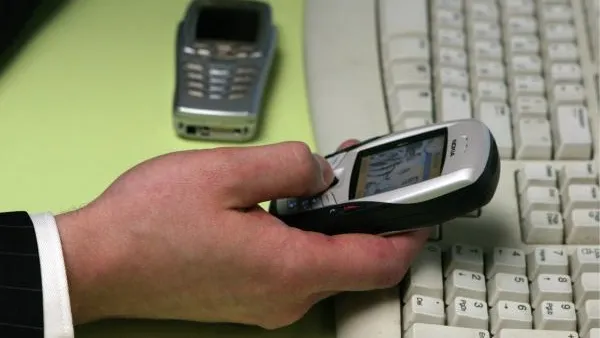 В Роспотребнадзоре рассказали, как правильно пользоваться мобильным телефоном