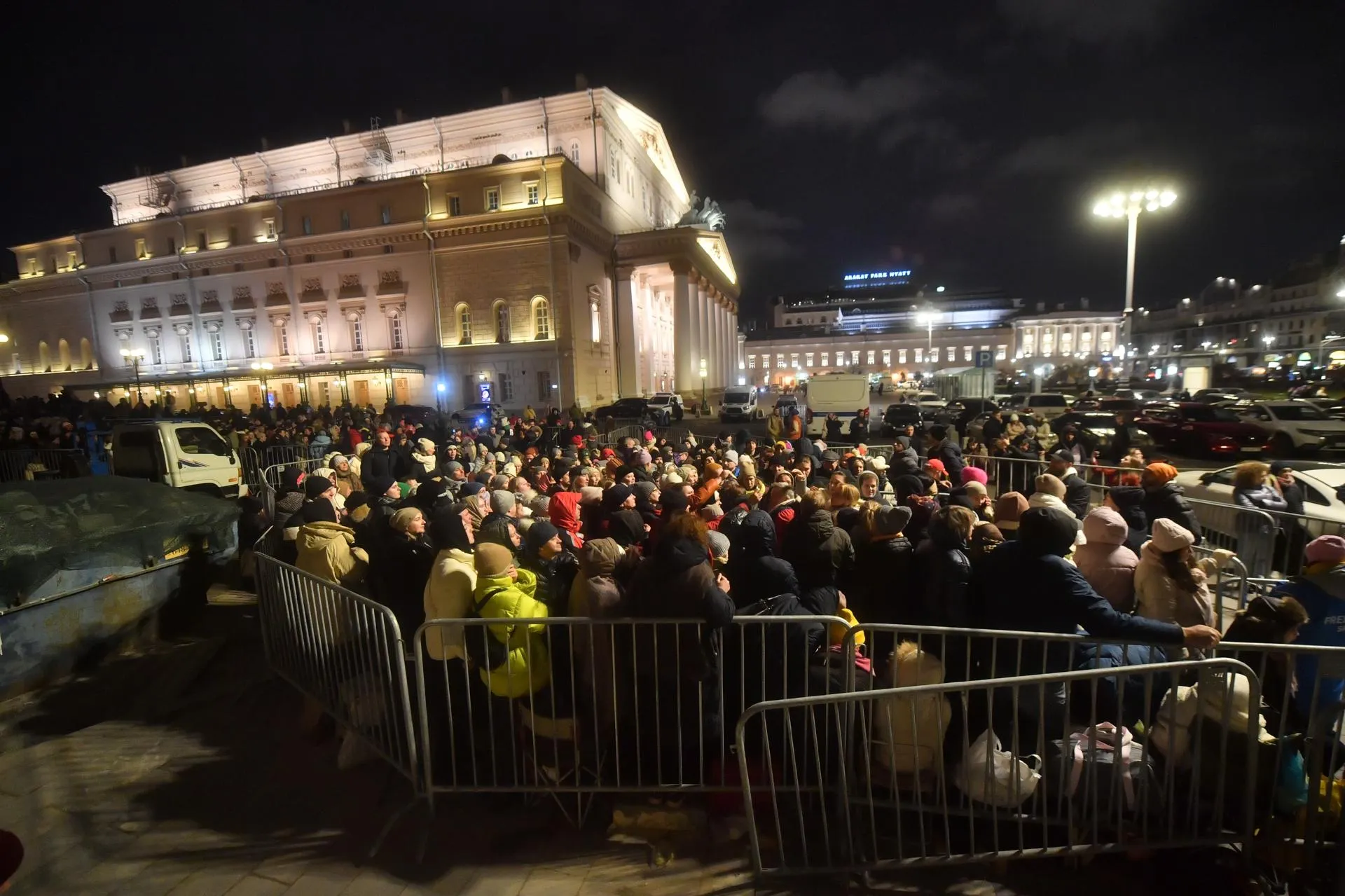Очереди за билетами на «Щелкунчика» в Большом театре в ноябре 2023 года. Komsomolskaya Pravda