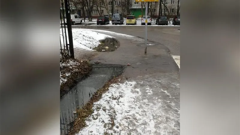 Девочка по плечи провалилась в ледяную воду в траншее у тротуара в Щелково 