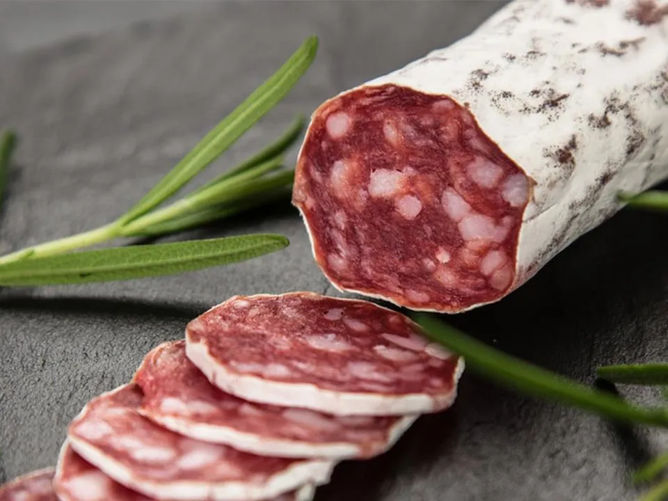 Регенерирует ткани и укрепляет иммунитет: найдено неожиданно полезное свойство сырокопченой колбасы