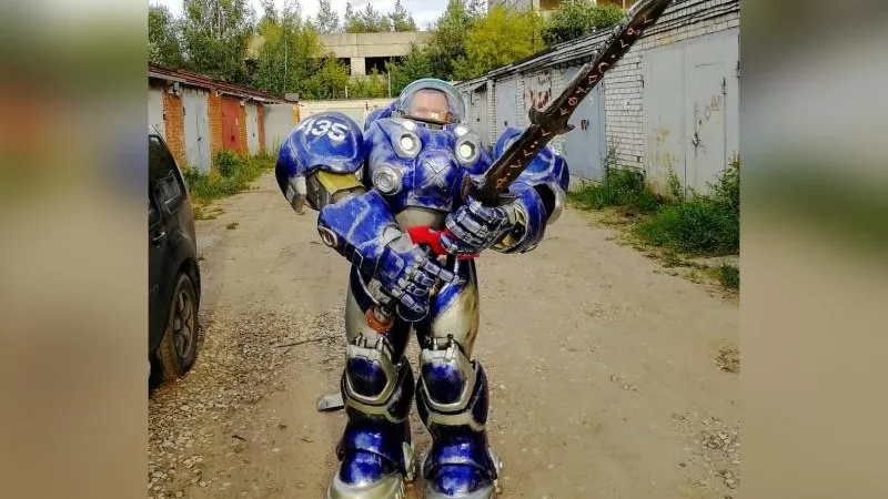 Житель Дубны своими руками мастерит костюм на «ИгроМир»