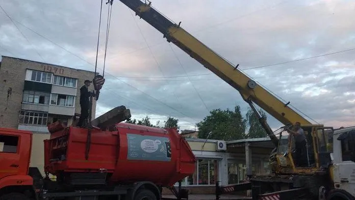 Мусоровоз врезался в бетонную арку в Серпухове