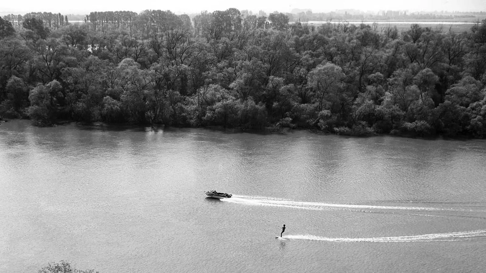 Житель Краснодара катается на водных лыжах по реке Кубань. Петшаковский