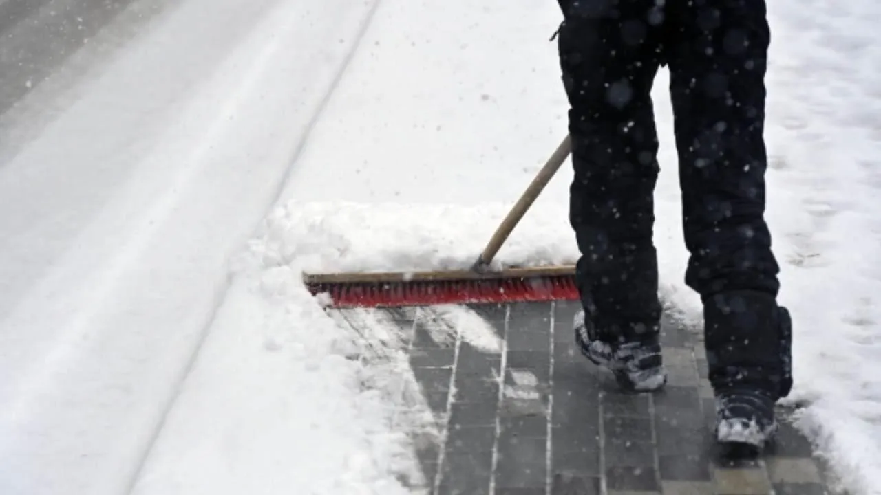 Депутаты Хабаровской городской думы убирали снег на улицах города