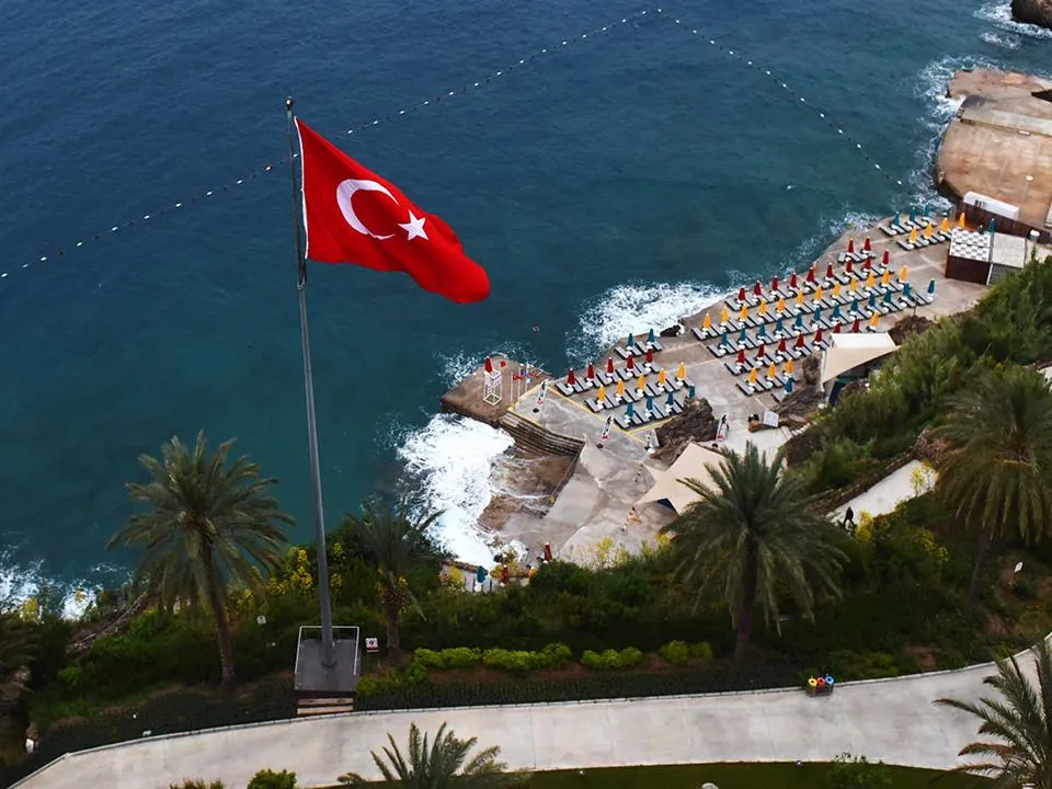 «Условия наилучшие»: зачем россияне летят осенью и зимой в Турцию