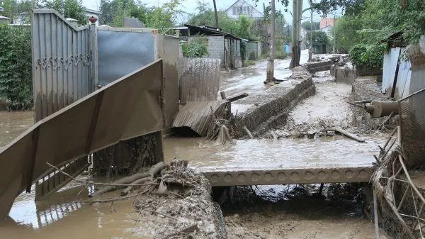Селевой поток сошел на жилые дома в Дагестане
