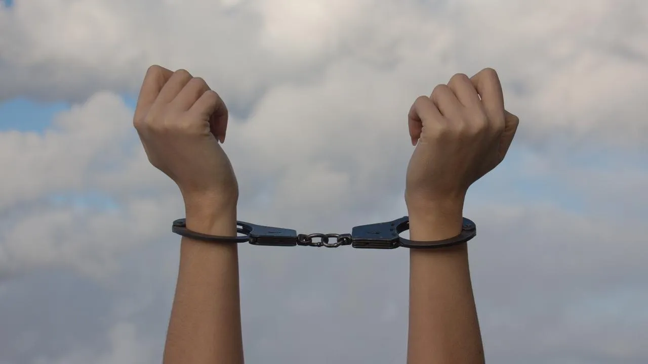 ФСБ задержала главу администрации Колпинского района за взятку