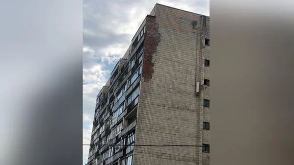 В Петербурге обвалилась часть фасада многоквартирного дома