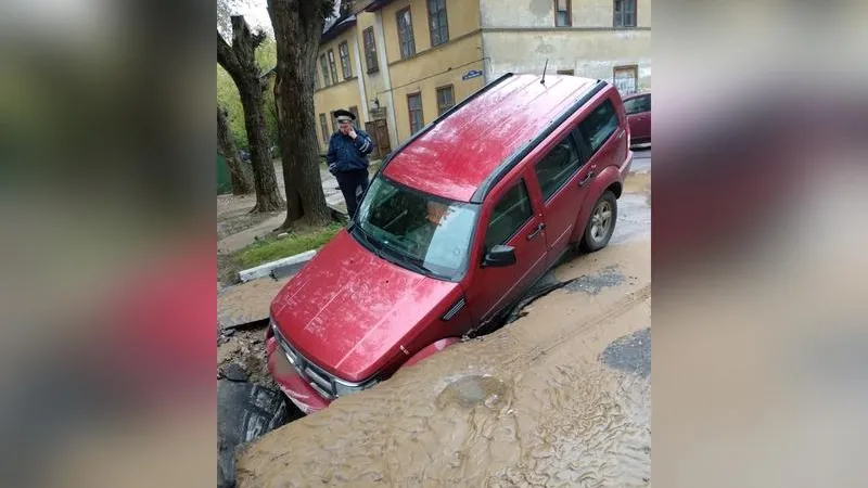 Водитель вместе с машиной ушел под землю во дворе в Балашихе