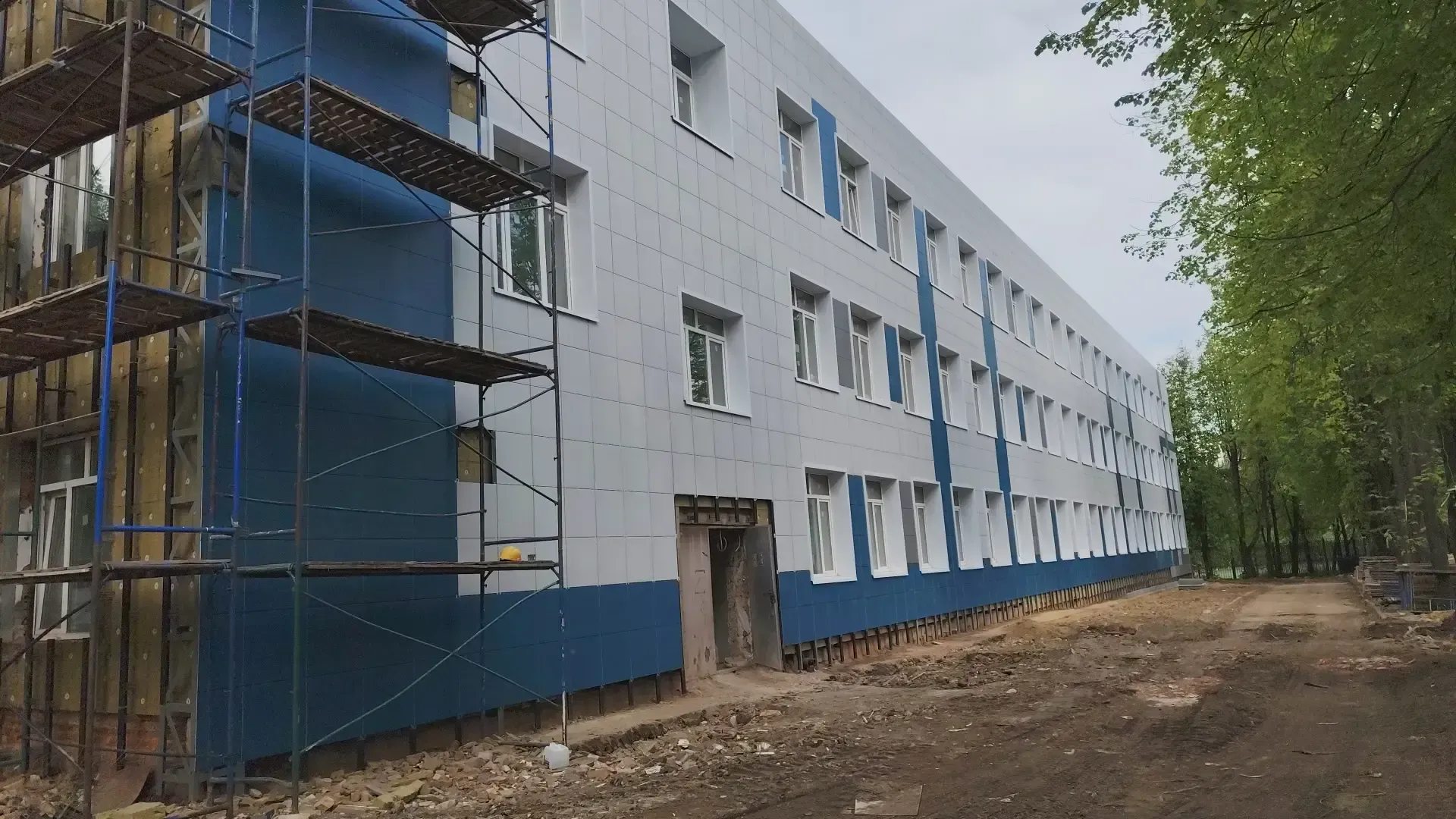 В Домодедове наполовину завершили капремонт Востряковского лицея