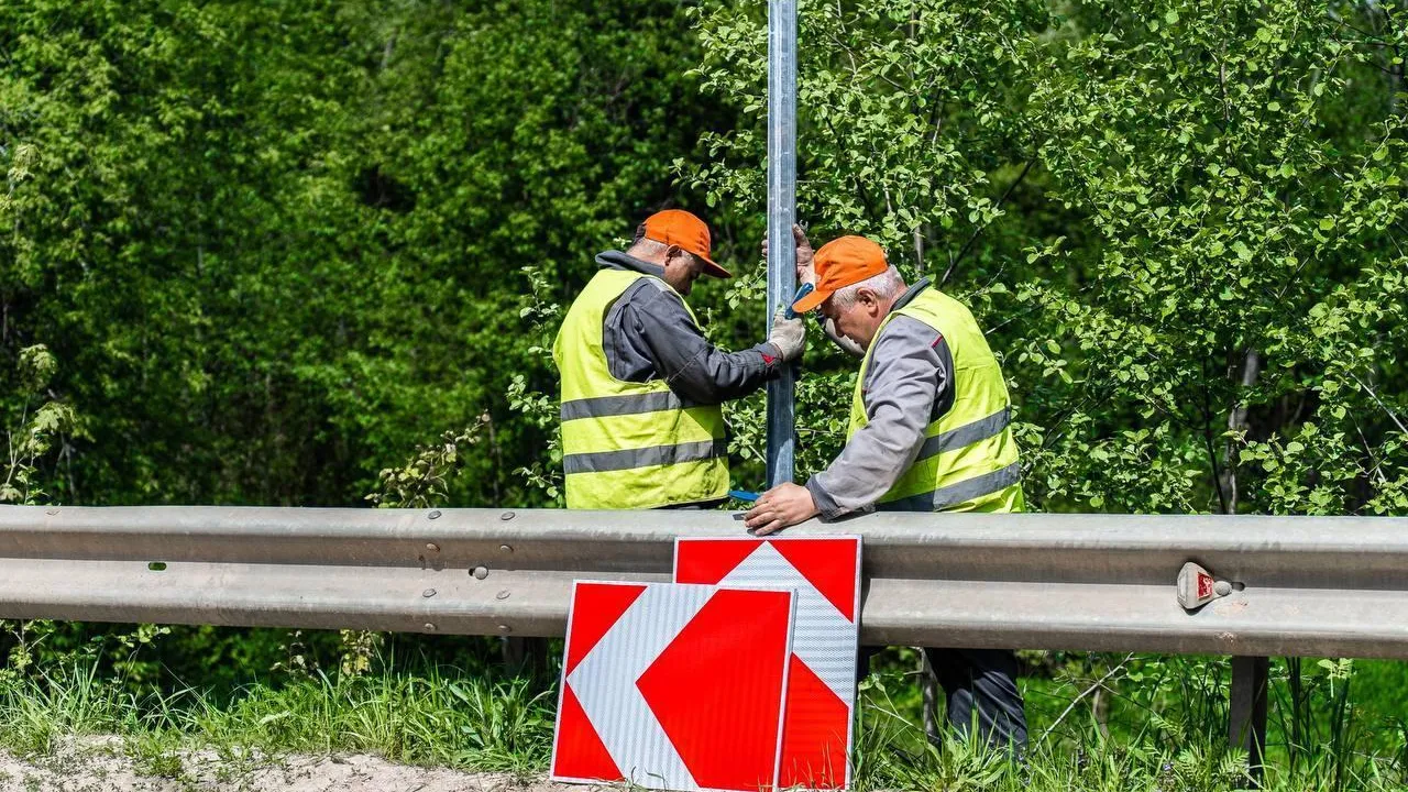 Дорожники установили более пяти тысяч знаков направления поворота в Подмосковье