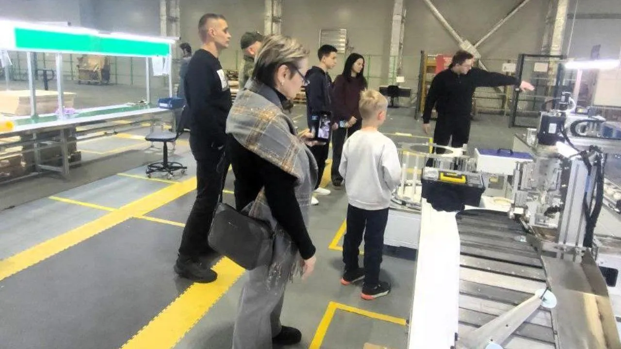 Участники СВО ознакомились с работой завода по выпуску портативных колонок в Мытищах