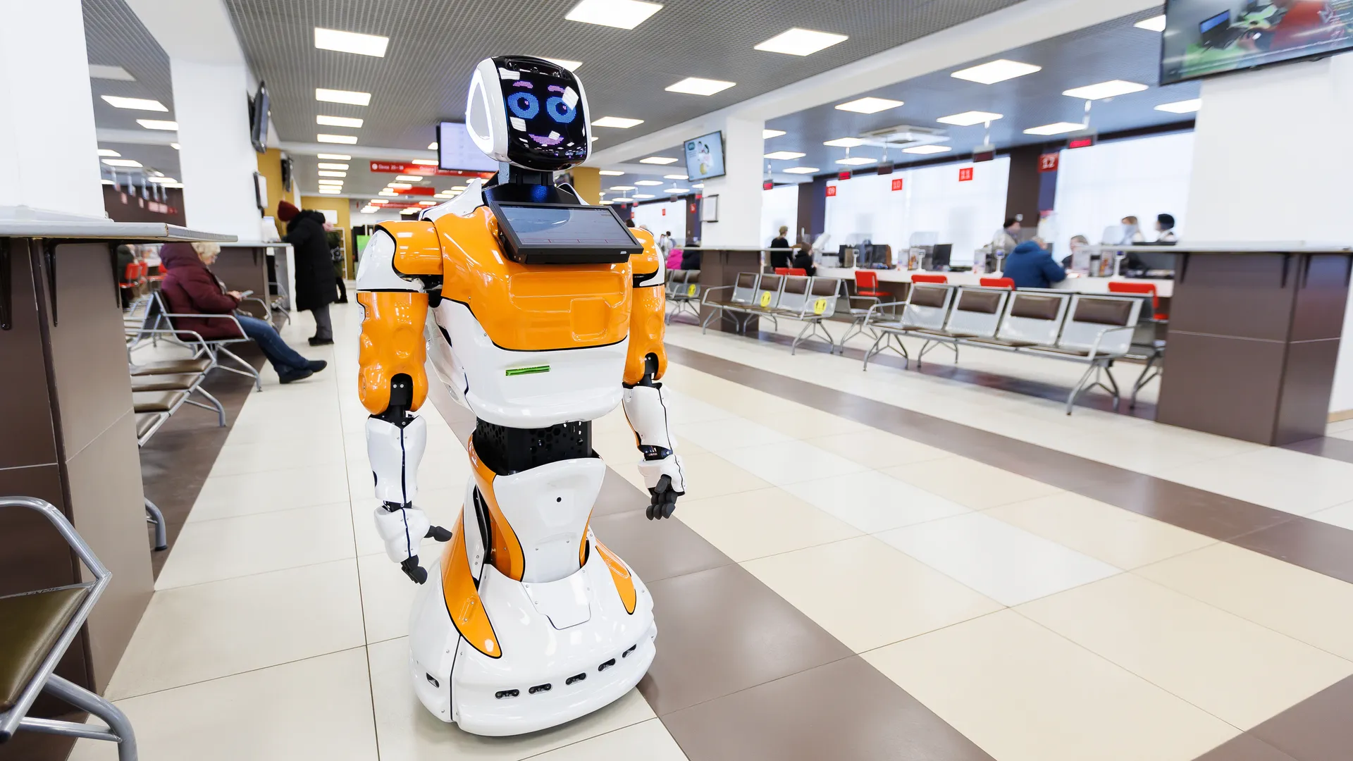 Робот-администратор консультирует посетителей в МФЦ «Мои документы» в Мытищах