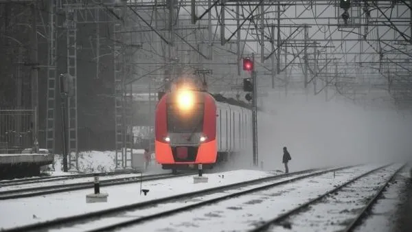 Электропоезд травмировал человека в Подмосковье