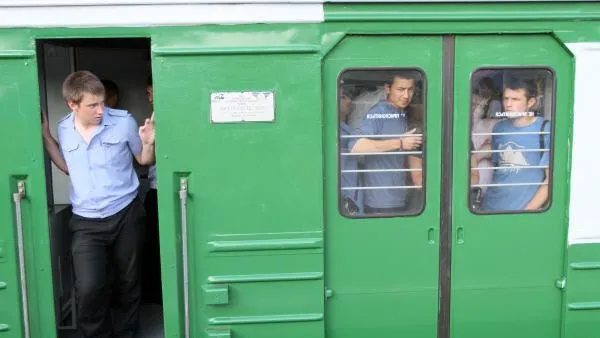 Полиция выясняет обстоятельства драки контролера электрички с пассажиром в МО