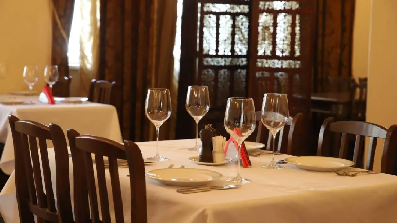 Десерт из навоза слонов предложен в сете меню ресторана в Шанхае за $550