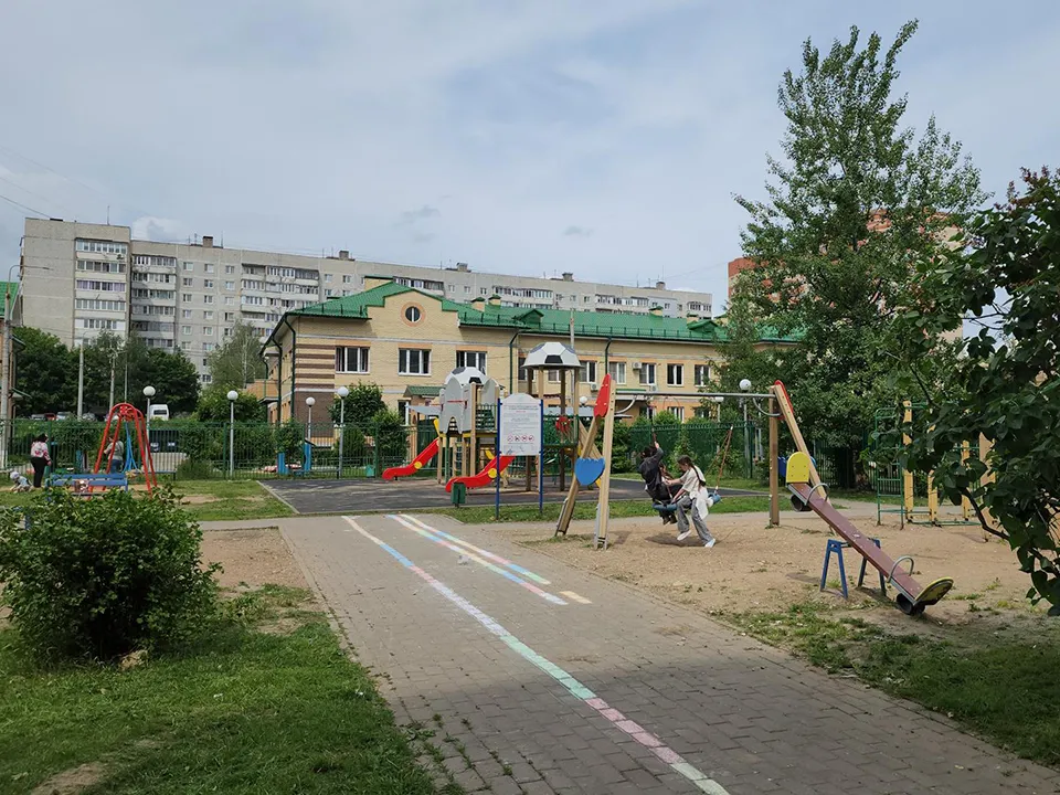 Двор возле нового дома. Фото: REGIONS/Роман Кутузов