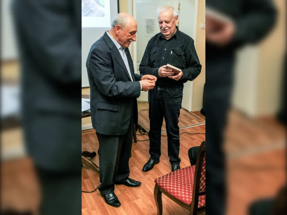 Главред журнала «Молодая гвардия» Валерий Хатюшин вручает Виктору Карпушину памятный знак в честь 100-летия журнала. Фото: личный архив Виктора Карпушина