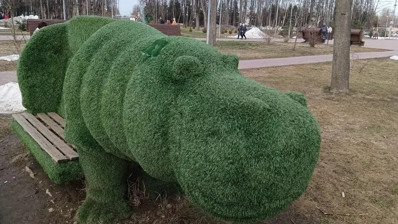 Арт-объект в парке привлек внимание всей Электростали: чем запомнилась скамейка и почему с нее не хотят слезать