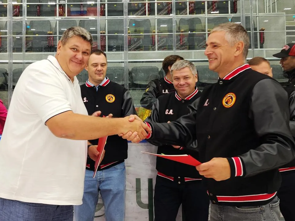 Фото: REGIONS/Нина Басистая. Подписание договора о сотрудничестве между ХК&nbsp;«Хорс» и СШОР&nbsp;«Кристалл-Восток»