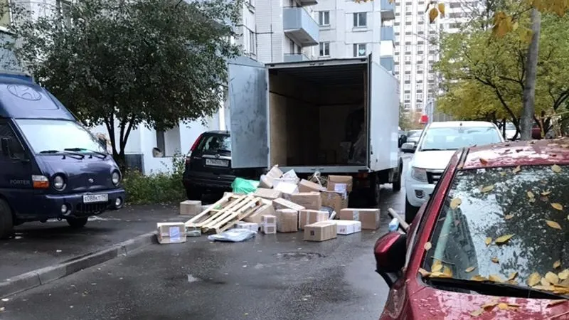 Грузчики выбросили посылки на грязный асфальт в Химках