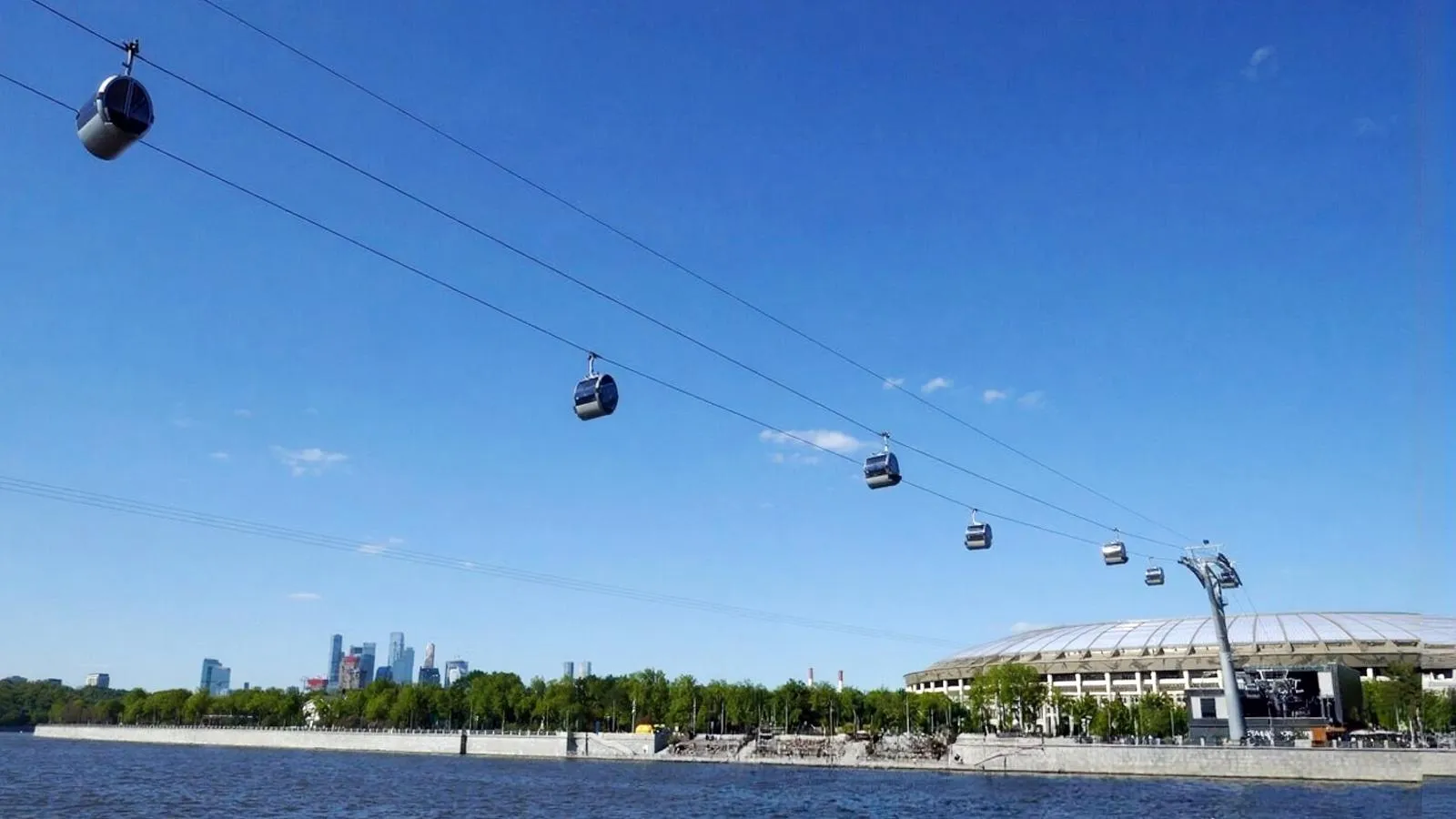 Московская канатная дорога, соединяющая смотровую площадку Воробьевы горы и стадион «Лужники». Алексей Лебедев
