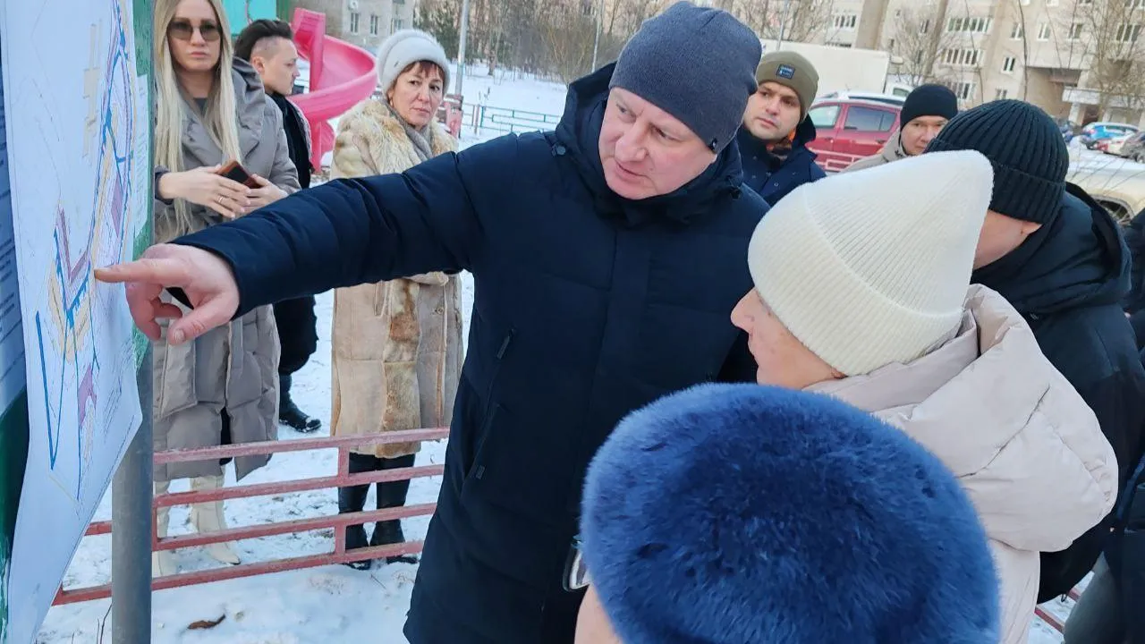 Глава города Роман Хожаинов обсуждает с жителями план будущего благоустройства двора. Фото: пресс-служба администрации г.о. Черноголовка