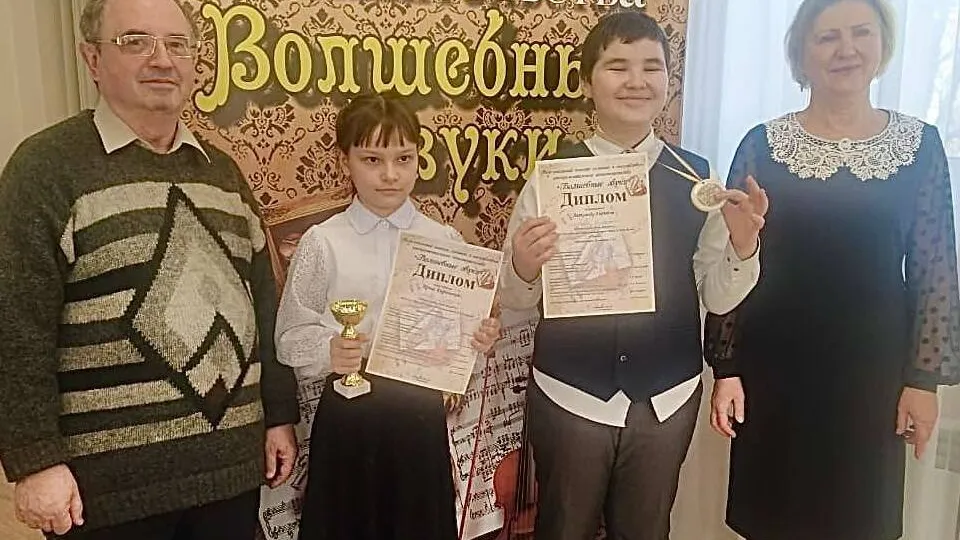 Ирина Кирильская и Александр Горюнов (в центре) на церемонии награждения. Фото: ДМШ им. А.А. Алябьева