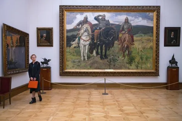 Посетительница у картины Виктора Васнецова «Богатыри» в Третьяковской галерее в Москве
