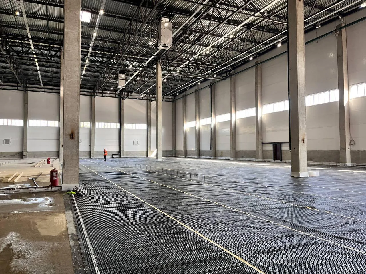 Строители завершают монтаж специальных полов в корпусе. Фото: Тамара Соломка