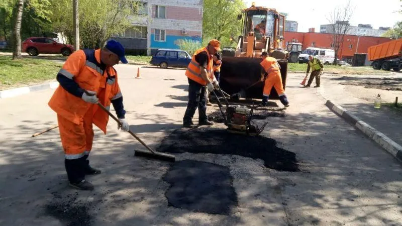 Уже 31 тысячу ям устранили во дворах Подмосковья