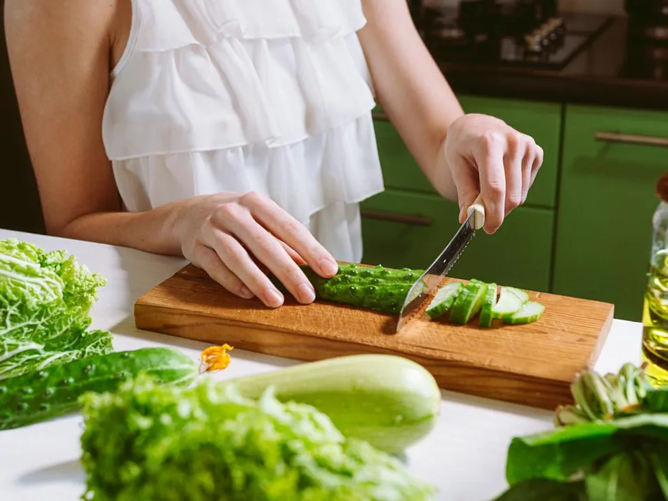 Как снизить стресс без таблеток: невролог рассказала о пользе орехов, зеленых овощей и тренировок