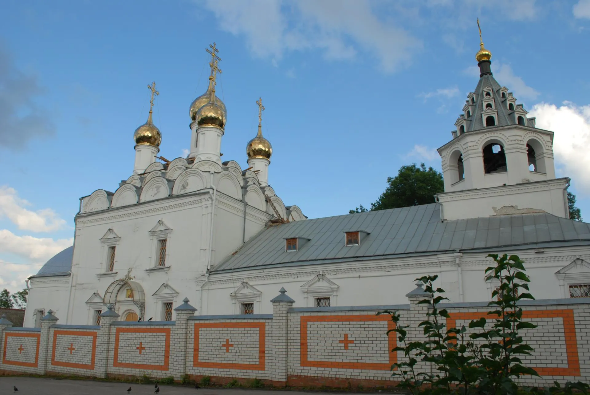 Единственный сохранившийся памятник Петропавловского монастыря, который основали, по преданию, приблизительно во второй половине XIII.