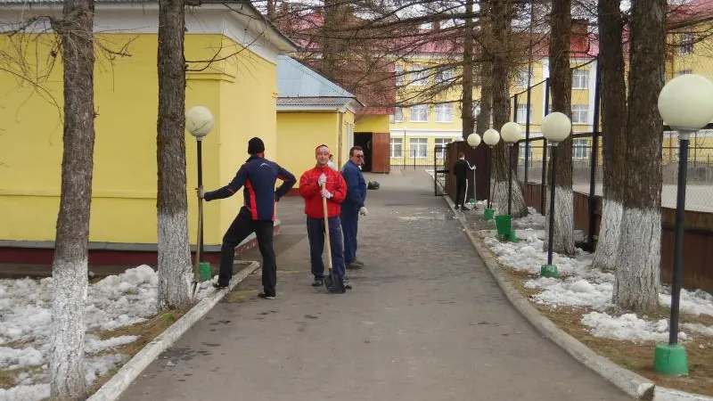 На субботнике в Большом Подольске убрали последний снег