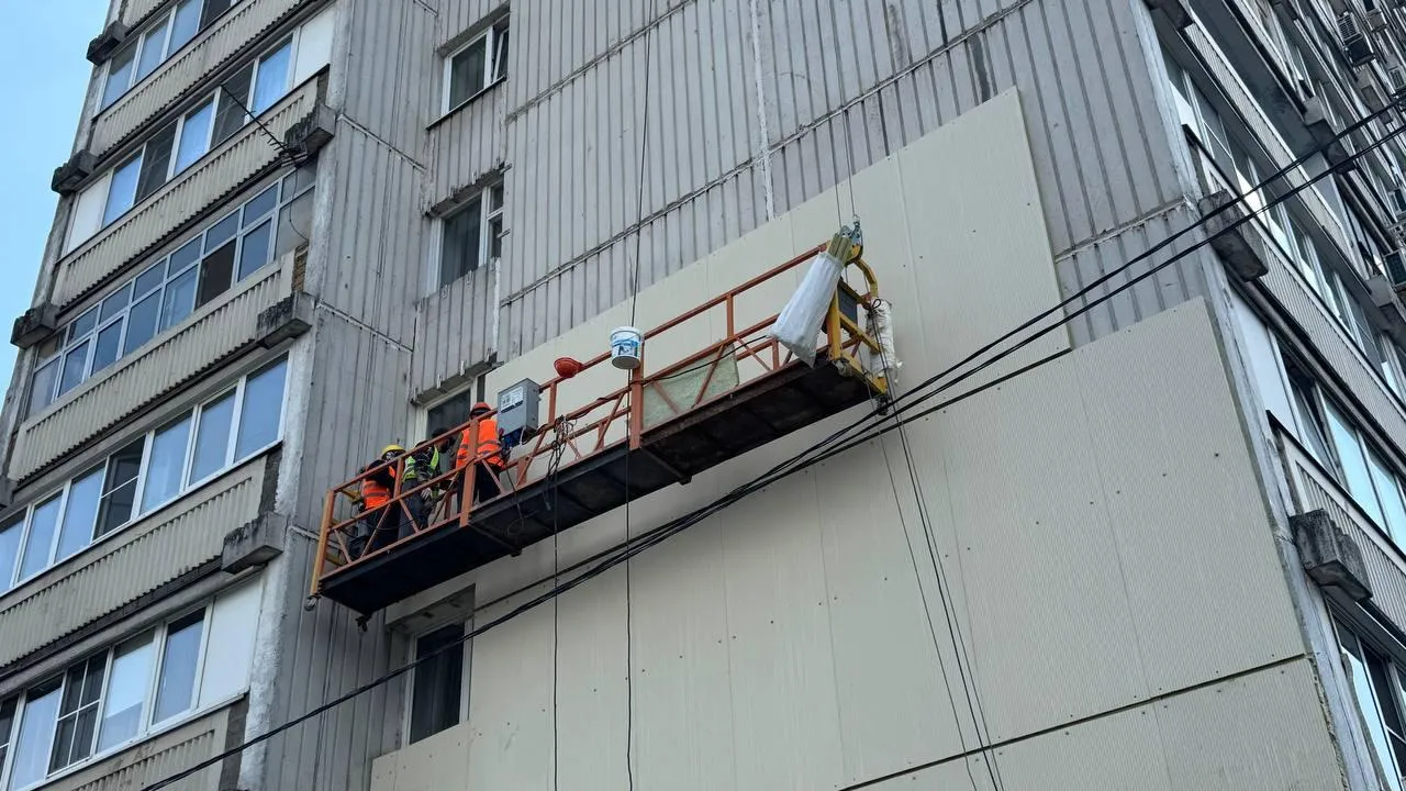 В Видном в доме № 34/1 на улице Советской идет капитальный ремонт фасадов. Фото: пресс-служба администрации Ленинского г. о.