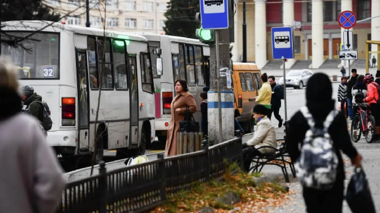 Влетел на людей на остановке и помчался дальше: подробности ДТП в Приморье