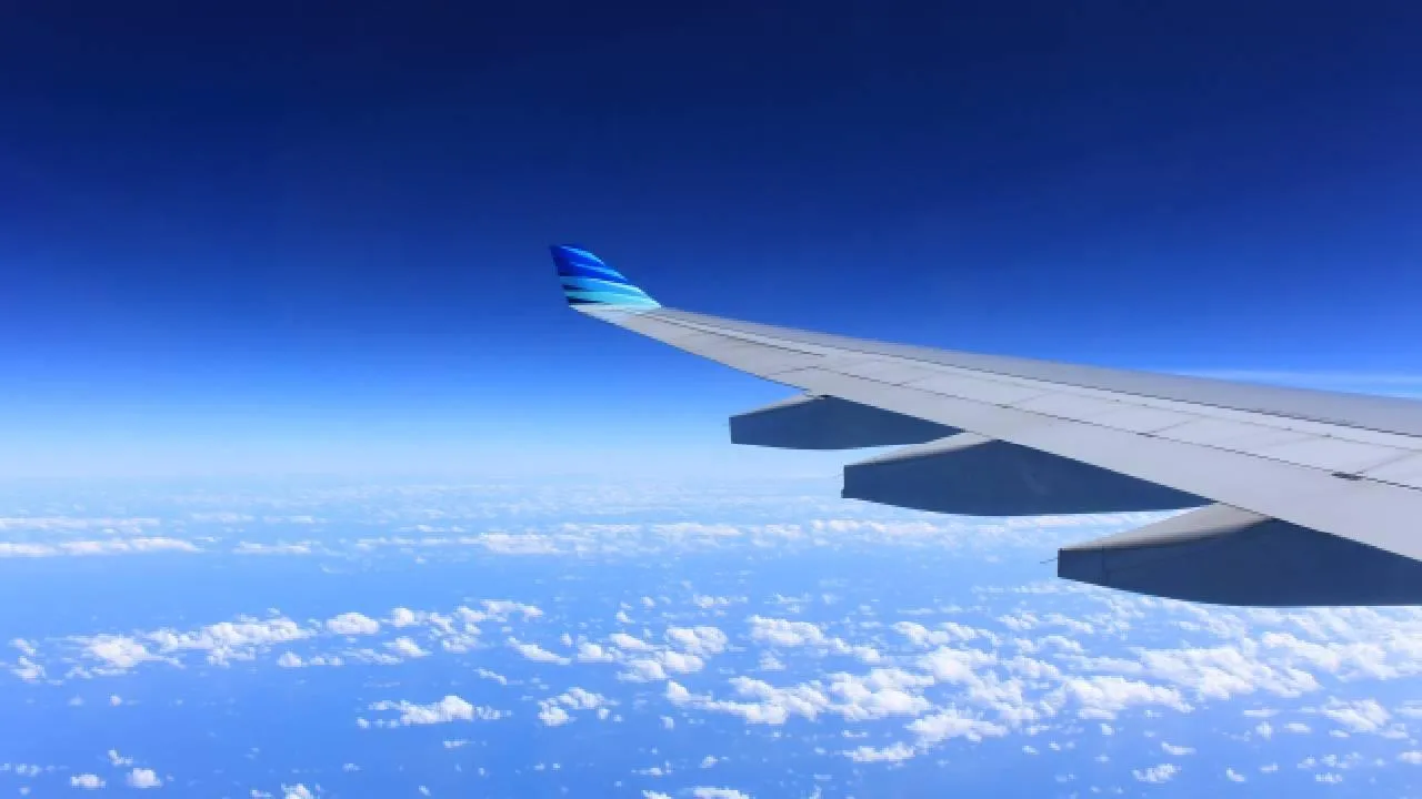 Появились кадры с места крушения Boeing 787 в Индии: на борту могли находиться 242 человека