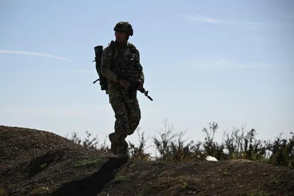 Военнослужащий штурмового подразделения ВС России отрабатывает штурм опорных пунктов и позиций противника на Запорожском направлении