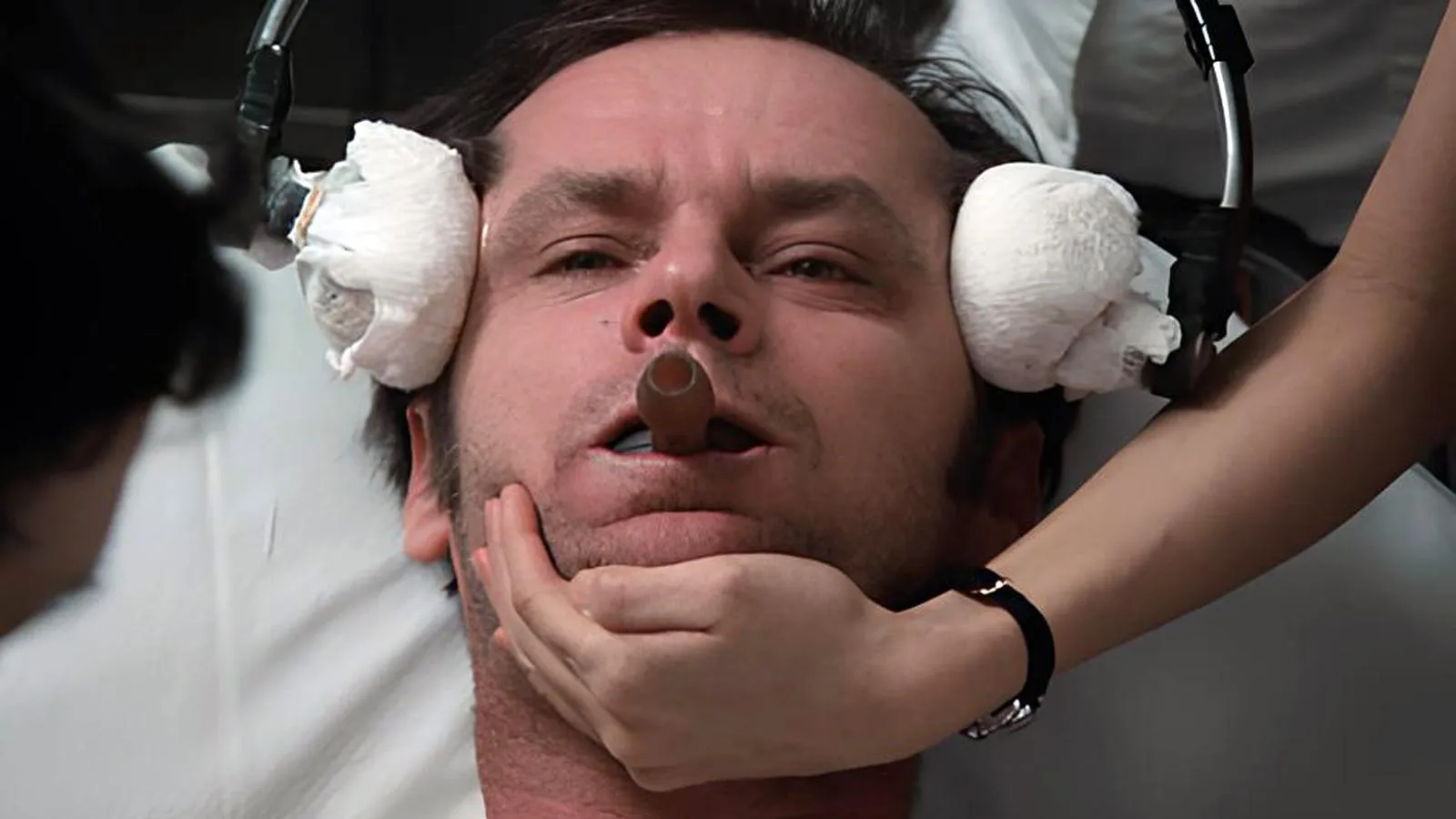 Кадр из х/ф «Пролетая над гнездом кукушки», эпизод с электрошоковой терапией